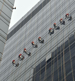 高空外墻清洗中，安全員現場檢查的要點是什么？